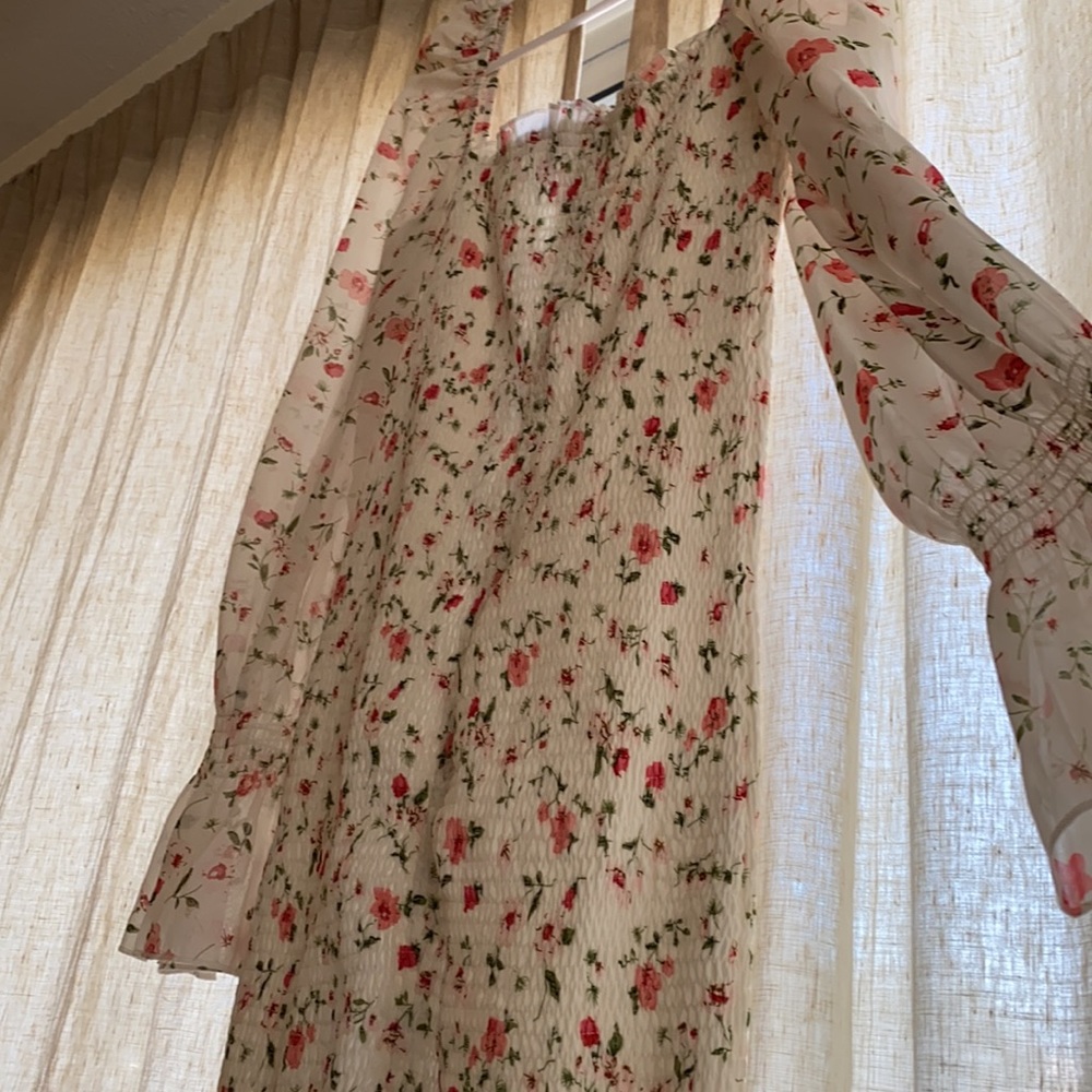 Beautiful off the shoulder, fitting white dress!